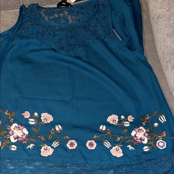 Jessica Simpson Teal Lace Cold Shoulder Blouse with Floral Design - Picture 9 of 11